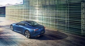 A TERMÉSZETES FÉNY JÁTÉKA: EGYEDI FÉNYEZÉST KAPOTT A LEXUS SZUPERSPORT KUPÉJA